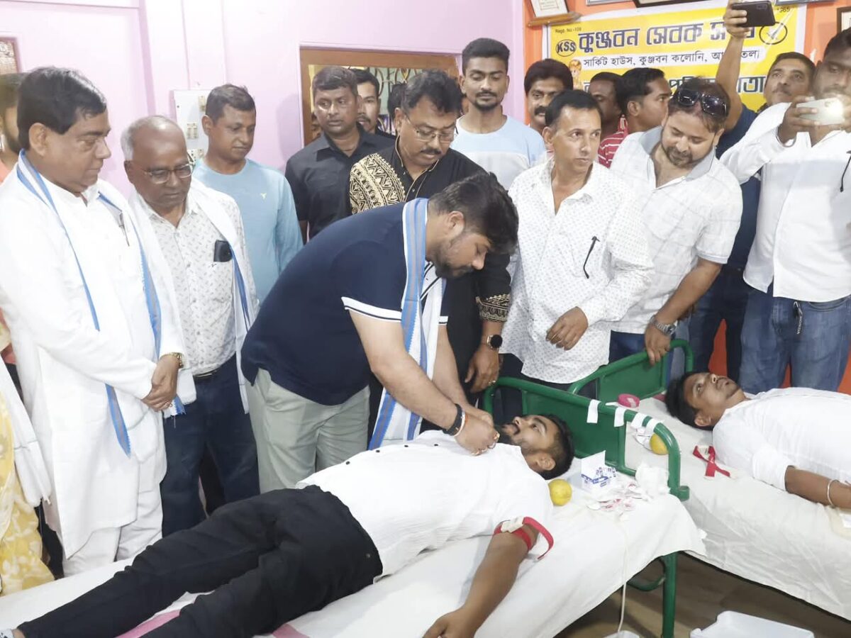 রাজধানীর কুঞ্জবন সেবক সংঘের রক্তদান শিবিরে উপস্থিত ছিলেন মন্ত্রী সুশান্ত চৌধুরী