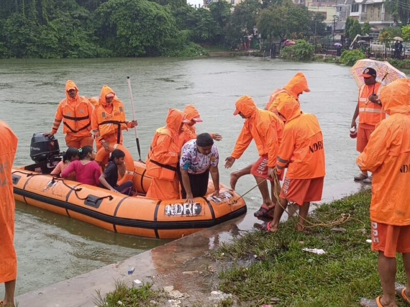 ভারী বৃষ্টির মধ্যে রাজ্য জুড়ে প্রাকৃতিক বিপর্যয় মোকাবিলায় মহড়া