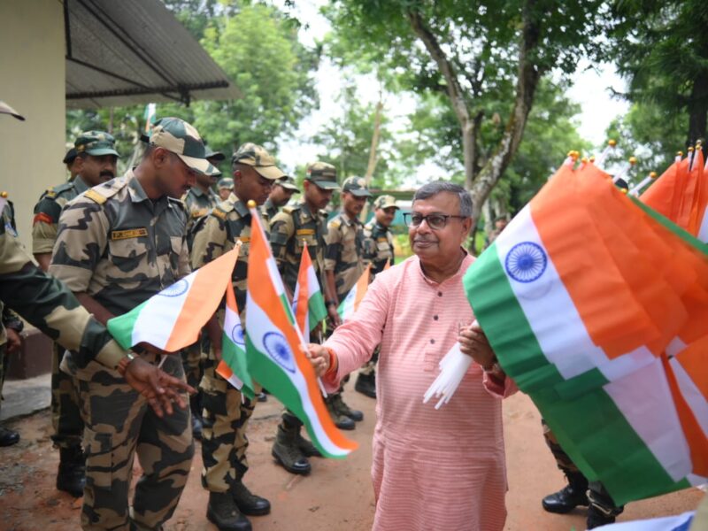হর ঘর তিরঙ্গা অভিযানে বিএসএফ জওয়ানদের হাতে জাতীয় পতাকা তুলে দিলেন বিদ্যুৎ মন্ত্রী